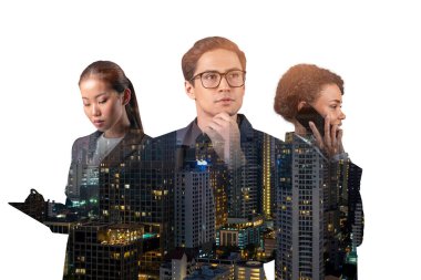 Asya 'nın Bangkok şehrinin önünde duran üç genç, başarılı, iş adamı, erkek ve kadın çifte pozlama. Sıkı çalışma ve öğrenim kavramı. Modern yaşam tarzı. Gece vakti..