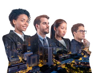 Asya şehri Kuala Lumpur 'un önünde duran dört genç, başarılı iş adamının çifte pozu. Uluslararası takım kavramı birlikte çalışır. Gece vakti..