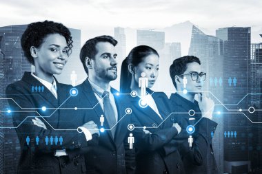 İş amaçlarına ulaşmak için sosyal medya pazarlama stratejisi üzerinde çalışan bir grup SMM uzmanı. Singapur arkaplanı üzerinde hologram simgeleri.