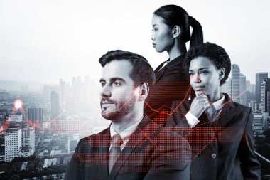 Takım elbiseli bir grup iş arkadaşı çok uluslu kurumsal ekibin bir parçası olarak fonda ticari strateji tahmininde bulunuyorlar. Eski çizelge. Kuala Lumpur arka planda. Çift pozlama