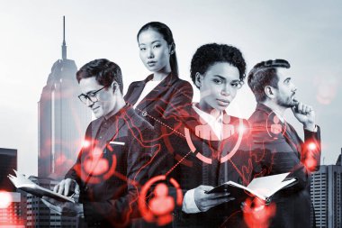 İş amaçlarına ulaşmak için sosyal medya pazarlama stratejisi üzerinde çalışan bir grup SMM uzmanı. Kuala Lumpur arkaplanı üzerinde hologram simgeleri.