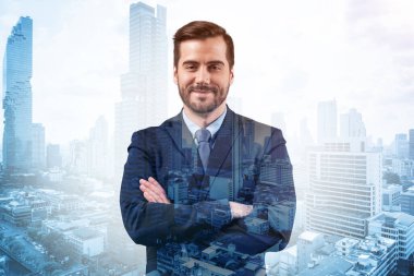 Kollarını kavuşturmuş Avrupalı müreffeh bir girişimci. Bangkok şehir manzarası. Sorun çözme kavramı. Şehir merkezindeki mali işler. Çift pozlama.