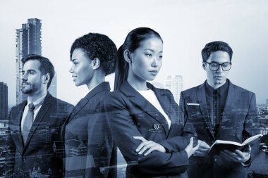 Takım elbiseli dört iş ortağından oluşan bir grup başarılı olmak için yeni fırsatlar arıyor. Çok uluslu şirket takımı kavramı. Bangkok arka planda. Çift pozlama.