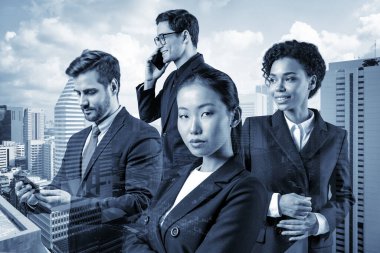 Takım elbiseli dört iş ortağından oluşan bir grup başarılı olmak için yeni fırsatlar arıyor. Çok uluslu şirket takımı kavramı. Bangkok arka planda. Çift pozlama.