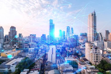 Soyut teknolojinin parlayan simgelerinin hologramı, günbatımında Bangkok 'un panoramik şehir manzarası, Asya. Dünyalar konsepti teknolojik değişiklikler. Çift pozlama.