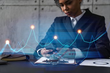 İş kadını daktilo ediyor, modern ofiste yeni bir proje üzerinde çalışıyor. Finansal grafik hologramı. Çifte maruziyet. Başarı kavramı.