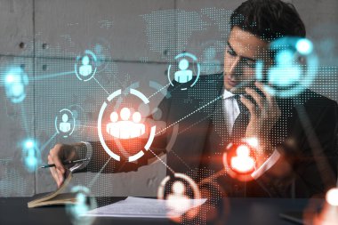 Erkek ofisi konuşma telefonu araştırması sosyal medya çizim kavramını kullanır. Çift pozlama.
