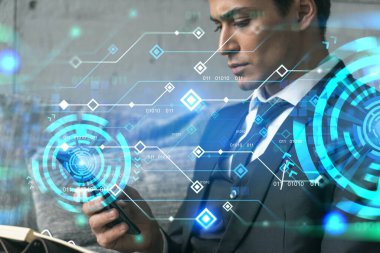 Ofiste Smartphone ile çalışan bir iş adamı, süreci optimize etmek için yeni teknolojiler hologramı, telefon daktilosu. Çift pozlama.