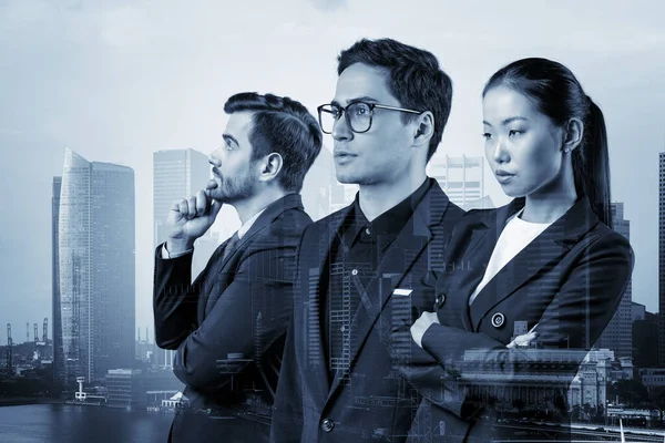 Группа из трех коллег по бизнесу в костюмах мечтает о новых карьерных возможностях после окончания MBA. Концепция многонациональной корпоративной команды. Сингапур на заднем плане. Двойное воздействие. — стоковое фото