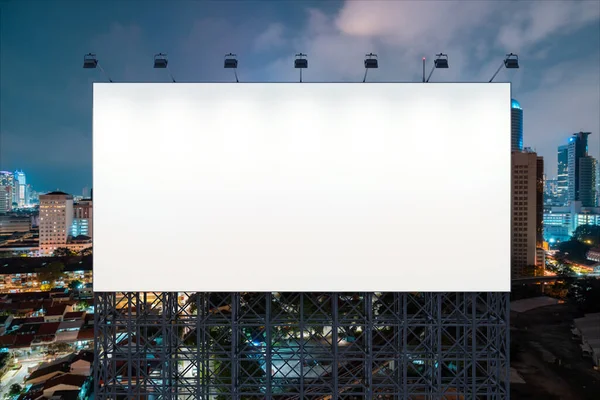 Cartelera blanca en blanco con fondo de paisaje urbano de KL por la noche. Cartel publicitario callejero, maqueta, representación 3D. Vista frontal. El concepto de comunicación de marketing para promover o vender la idea. —  Fotos de Stock