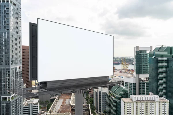 白茫茫的白路广告牌，白天有新加坡城市景观背景。街头广告海报，模拟，3D渲染。侧视图。营销交流或营销理念的概念. — 图库照片