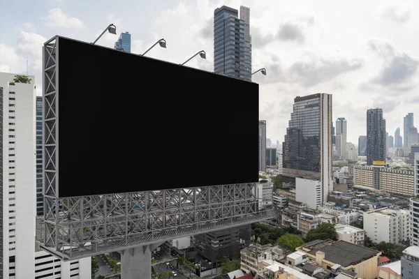 Panneau d'affichage de route noir vierge avec fond de paysage urbain de Bangkok à l'heure de jour. Affiche publicitaire, maquette, rendu 3D. Vue latérale. Le concept de communication marketing pour promouvoir ou vendre une idée. — Photo