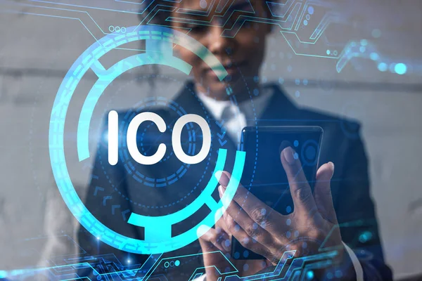 İş kadını daktilo ediyor, modern ofiste yeni bir proje üzerinde çalışıyor. ICO engelleme hologramı. Çifte maruziyet. Başarı kavramı.