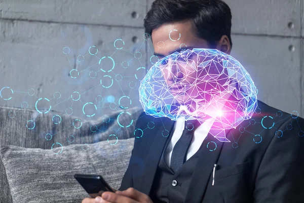 Ofiste Smartphone ile çalışan bir iş adamı, süreci optimize etmek için beyin hologramı, telefon daktilosu. Çift pozlama. — Stok fotoğraf