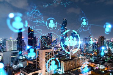 Bangkok, Asya 'nın panoramik şehir manzarasında parlayan sosyal medya simgeleri. İnsanlar ve şirketler arasında yeni bağlantılar kurma ve iletişim kurma kavramı. Çift pozlama.