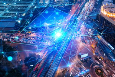 Soyut teknoloji hologramları, gece yoğun şehir trafiği otobanında, havadan yolun üst görüntüsünde gösteriyor. Ulaşım altyapısının bağlantı ağı. Lojistikteki yüksek teknoloji kavramı.