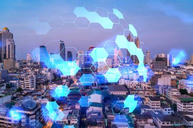 Soyut teknolojinin parlayan simgelerinin hologramı, günbatımında Bangkok 'un panoramik şehir manzarası, Asya. Dünyalar konsepti teknolojik değişiklikler. Çift pozlama.