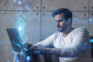 Sıradan giyinen ciddi bir beyaz adam yeni bir uygulama geliştirmek için dizüstü bilgisayar kullanıyor. Çifte maruziyet. Bilgi bağlantıları hologramı.