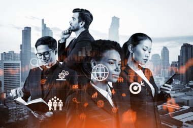 Bir grup iş arkadaşı araştırma ve geliştirme departmanındaki problemleri çözmek için yeni teknik yaklaşımlar bulmaya çalışıyor. Bangkok arka planında Fintech hologram simgeleri.