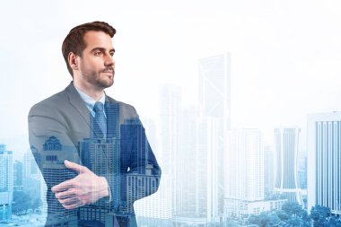 Kollarını kavuşturmuş Avrupalı müreffeh bir girişimci. Kuala Lumpur şehri. Sorun çözme kavramı. KL gökdelenleri. Çift pozlama.