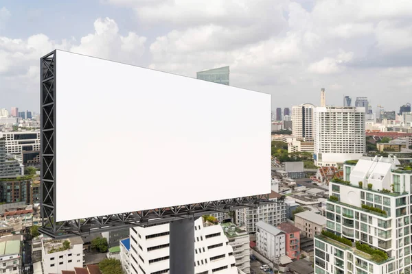 Cartelera blanca en blanco con fondo de paisaje urbano de Bangkok durante el día. Cartel publicitario callejero, maqueta, representación 3D. Vista lateral. El concepto de comunicación de marketing para promover o vender la idea. —  Fotos de Stock