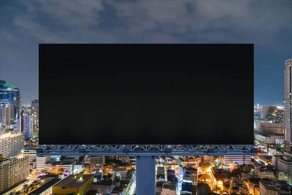 Panneau d'affichage de route noir blanc avec fond de paysage urbain de Bangkok la nuit. Affiche publicitaire, maquette, rendu 3D. Vue de face. Le concept de communication marketing pour vendre l'idée. — Photo