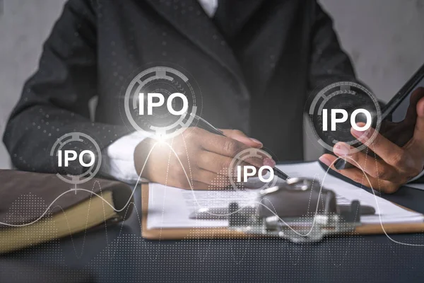 Бизнесмен делает заметки с помощью смартфона. Двойная экспозиция IPO. Концепция инвестиций. — стоковое фото