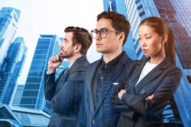 Takım elbiseli üç iş arkadaşı MBA mezuniyetinden sonra yeni kariyer fırsatları hayal ediyor. Çok uluslu şirket takımı kavramı. Singapur arka planda. Çift pozlama.