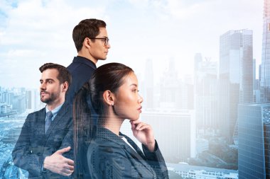 Takım elbiseli üç iş arkadaşı MBA mezuniyetinden sonra yeni kariyer fırsatları hayal ediyor. Çok uluslu şirket takımı kavramı. Singapur arka planda. Çift pozlama.