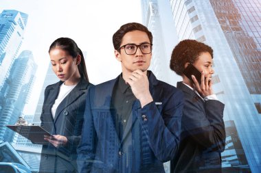 Takım elbiseli üç iş arkadaşı MBA mezuniyetinden sonra yeni kariyer fırsatları hayal ediyor. Çok uluslu şirket takımı kavramı. Singapur arka planda. Çift pozlama.