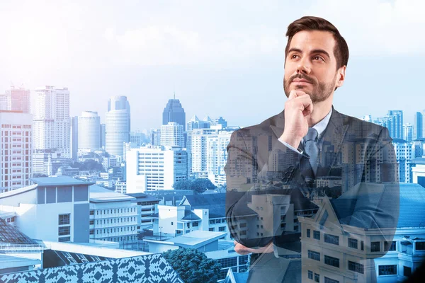 Joven hombre de negocios guapo en traje con la mano en la barbilla pensando cómo tener éxito, nuevas oportunidades de carrera, MBA. Kuala Lumpur en el fondo. Doble exposición. — Foto de Stock