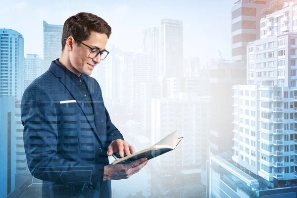 Joven hombre de negocios guapo en traje y gafas pensando en cómo abordar el problema, nuevas oportunidades de carrera, asignación de MBA. Bangkok en el fondo. Doble exposición. — Foto de Stock