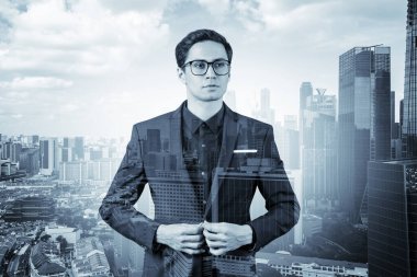 Takım elbiseli ve gözlüklü genç yakışıklı işadamı MBA mezuniyetinden sonra yeni kariyer fırsatları hayal ediyor. Singapur arka planda. Çift pozlama.