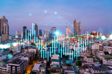 Işık saçan FOREX grafik hologramı, gün batımında Bangkok 'un panoramik şehir manzarası. Asya 'da hisse ve tahvil ticareti. Fon yönetimi kavramı. Çift pozlama.