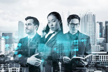 İş amaçlarına ulaşmak için sosyal medya pazarlama stratejisi üzerinde çalışan bir grup SMM uzmanı. Kuala Lumpur arkaplanı üzerinde hologram simgeleri.