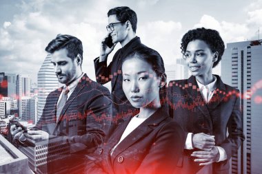 Takım elbiseli bir grup iş arkadaşı çok uluslu kurumsal ekibin bir parçası olarak fonda ticari strateji tahmininde bulunuyorlar. Eski çizelge. Bangkok arka planda. Çift pozlama