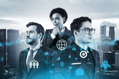 Bir grup iş arkadaşı araştırma ve geliştirme departmanındaki problemleri çözmek için yeni teknik yaklaşımlar bulmaya çalışıyor. Singapur arkaplanı üzerinde Fintech hologram simgeleri.