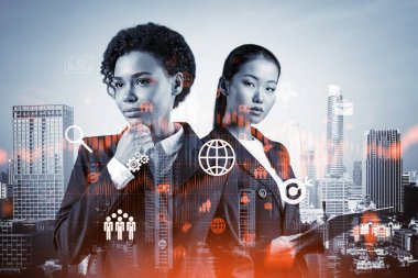 Takım elbiseli iki çekici iş kadını uluslararası danışmanlık şirketinin araştırma ve geliştirme bölümündeki kariyer fırsatlarını düşünüyor. Bangkok arkaplanı üzerinde hologram simgeleri.