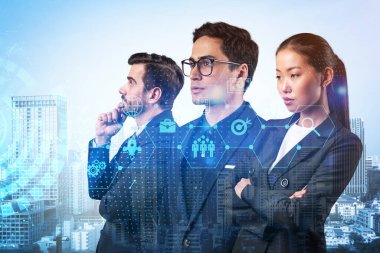 Bir grup iş arkadaşı araştırma ve geliştirme departmanındaki problemleri çözmek için yeni teknik yaklaşımlar bulmaya çalışıyor. Bangkok arka planında Fintech hologram simgeleri.