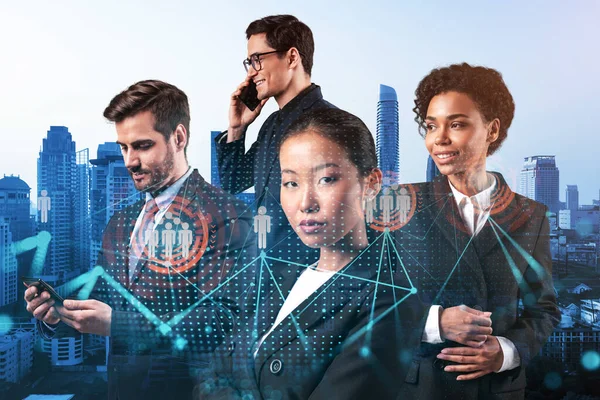 İş amaçlarına ulaşmak için sosyal medya pazarlama stratejisi üzerinde çalışan bir grup SMM uzmanı. Bangkok arkaplanı üzerinde hologram simgeleri.