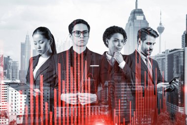 Takım elbiseli bir grup iş arkadaşı çok uluslu kurumsal ekibin bir parçası olarak fonda ticari strateji tahmininde bulunuyorlar. Eski çizelge. Kuala Lumpur arka planda. Çift pozlama