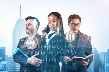 İş amaçlarına ulaşmak için sosyal medya pazarlama stratejisi üzerinde çalışan bir grup SMM uzmanı. Kuala Lumpur arkaplanı üzerinde hologram simgeleri.