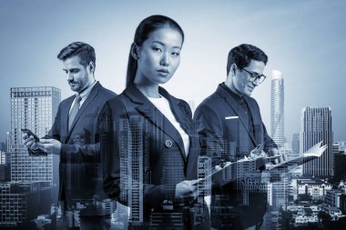 Takım elbiseli üç iş arkadaşından oluşan bir grup yeni kariyer fırsatları elde etmek için proje üzerinde birlikte çalışıyorlar. Bangkok 'taki çok uluslu şirket takımı kavramı. Çift pozlama.