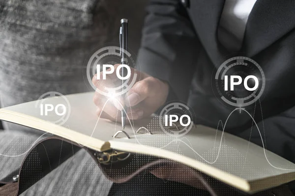 Ologramma simbolo IPO e una donna che prende appunti. Concetto iniziale di offerta primaria. Multiesposizione. — Foto Stock