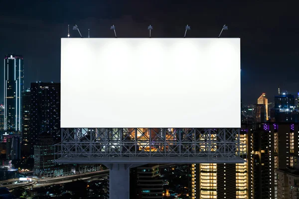 Panneau d'affichage blanc blanc avec fond de paysage urbain KL la nuit. Affiche publicitaire, maquette, rendu 3D. Vue de face. Le concept de communication marketing pour promouvoir ou vendre une idée. — Photo