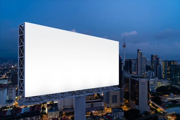 Panneau d'affichage blanc blanc avec fond de paysage urbain KL la nuit. Affiche publicitaire, maquette, rendu 3D. Vue latérale. Le concept de communication marketing pour promouvoir ou vendre une idée. — Photo