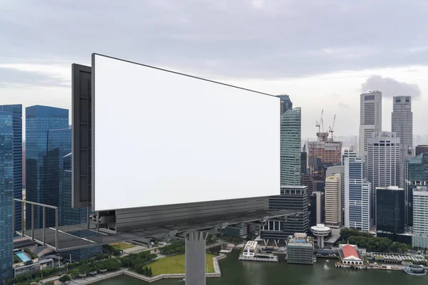 Пустой белый рекламный щит с городским пейзажем Сингапура в дневное время. Уличная реклама, макет, 3D рендеринг. Вид сбоку. Концепция маркетинговой коммуникации или продажи идеи. — стоковое фото