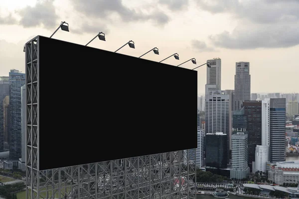 Panneau d'affichage de route noir blanc avec fond de paysage urbain de Singapour au coucher du soleil. Affiche publicitaire, maquette, rendu 3D. Vue latérale. Le concept de communication marketing pour vendre l'idée. — Photo