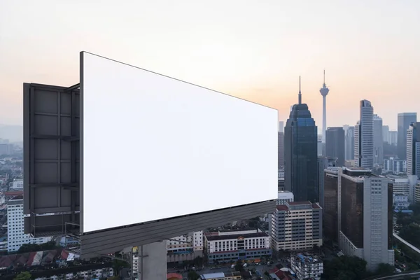 Panneau d'affichage blanc blanc avec fond de paysage urbain Kuala Lumpur au coucher du soleil. Affiche publicitaire, maquette, rendu 3D. Vue latérale. Le concept de communication marketing — Photo