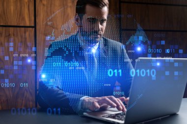 Ofisteki iş adamı dizüstü bilgisayarla çalışıyor, dünya haritası hologramı, daktilo bilgisayarı. Çift pozlama.